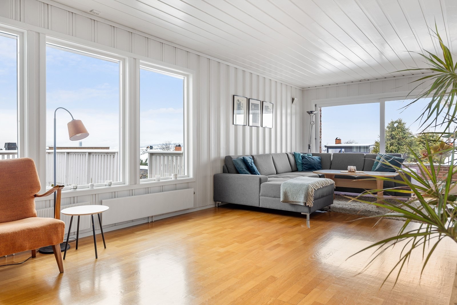 Dette er en stor og innholdsrik enebolig på en flate med delvis innredet kjeller. Galleribilde