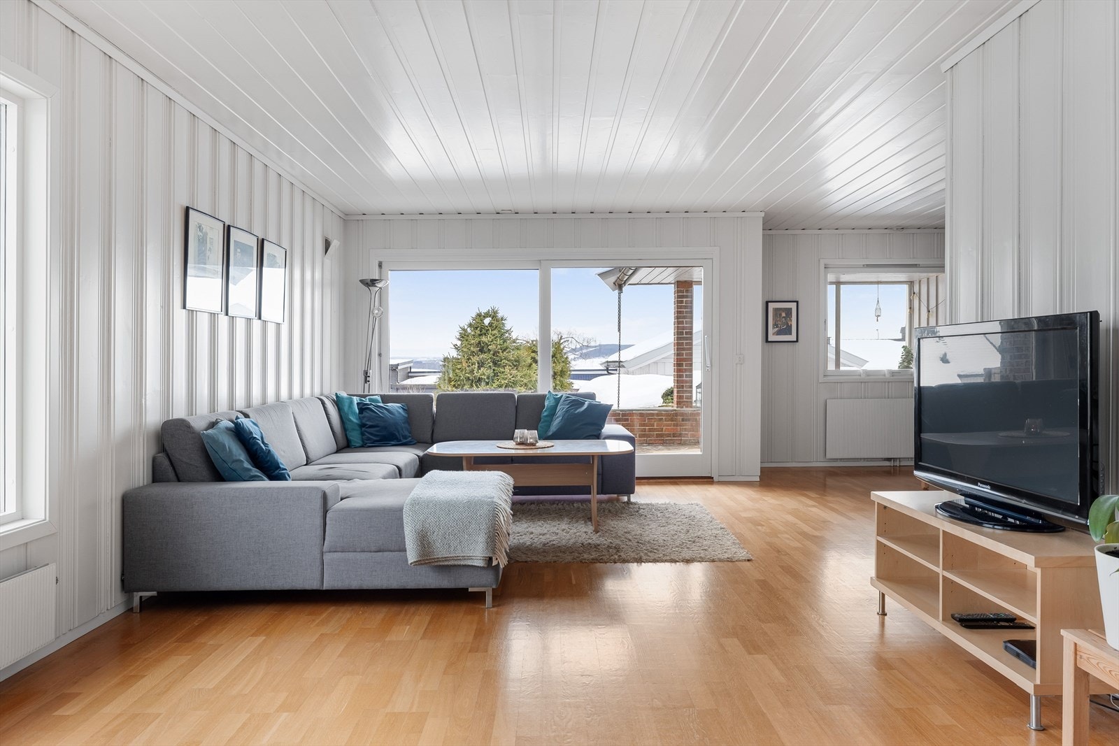 Boligen har en lys og romslig stue med plass til flere sittegrupper. Galleribilde