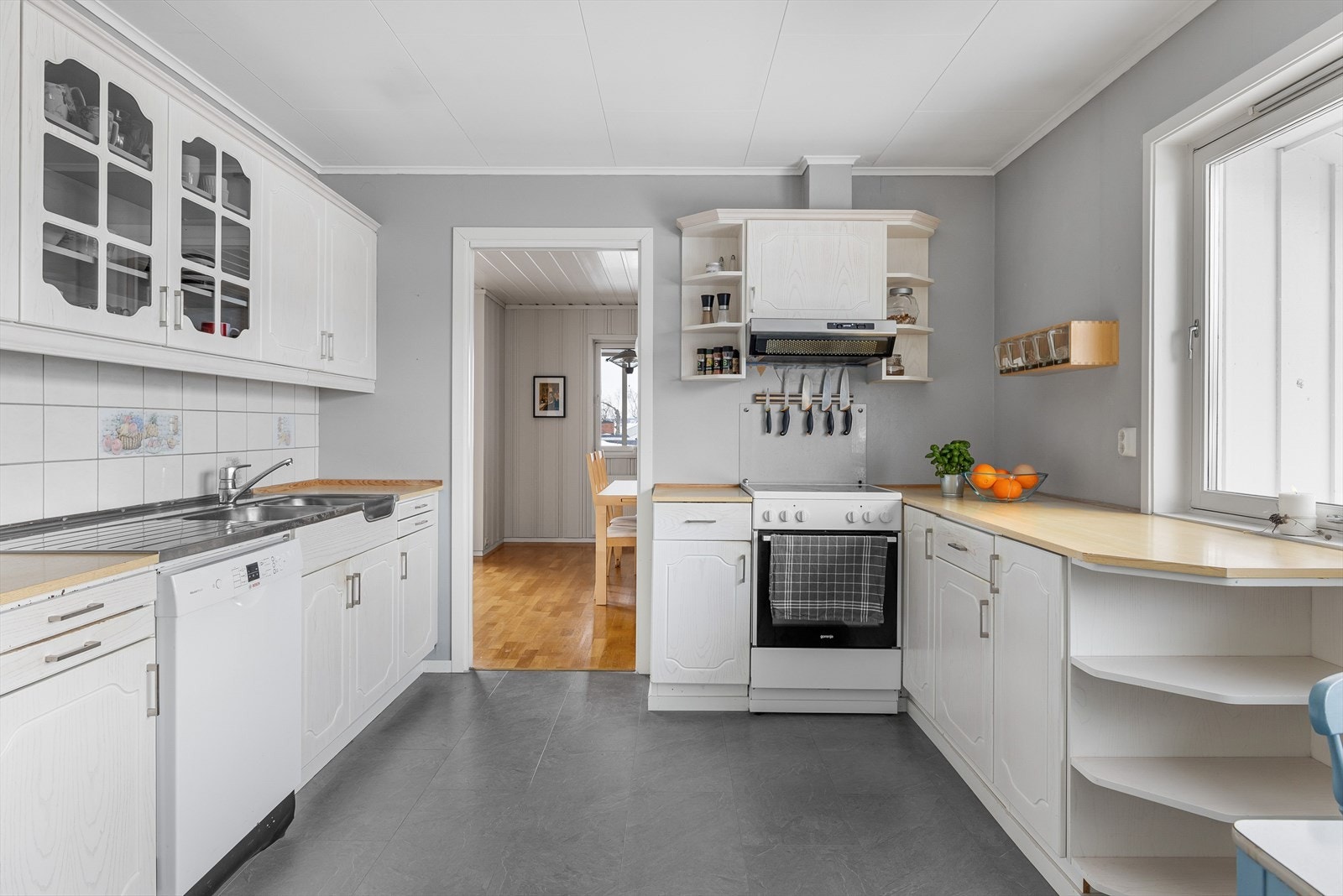 Kjøkkenet er separat og har praktisk tilknytning til spisestua. Galleribilde