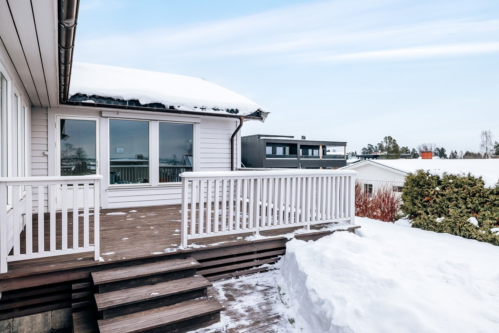 Fra denne stua er det utgang til en egen terrasse med direkte adkomst til hagen. Galleribilde