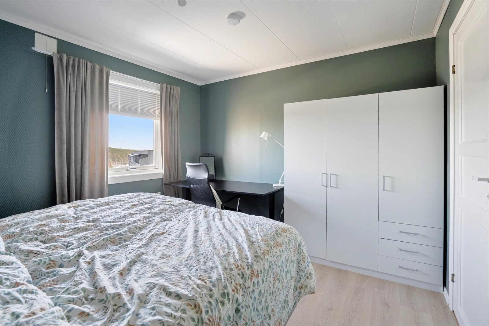 Her er det plass til dobbeltseng, tilhørende møblement og garderobeskap med god plass til oppbevaring. Galleribilde