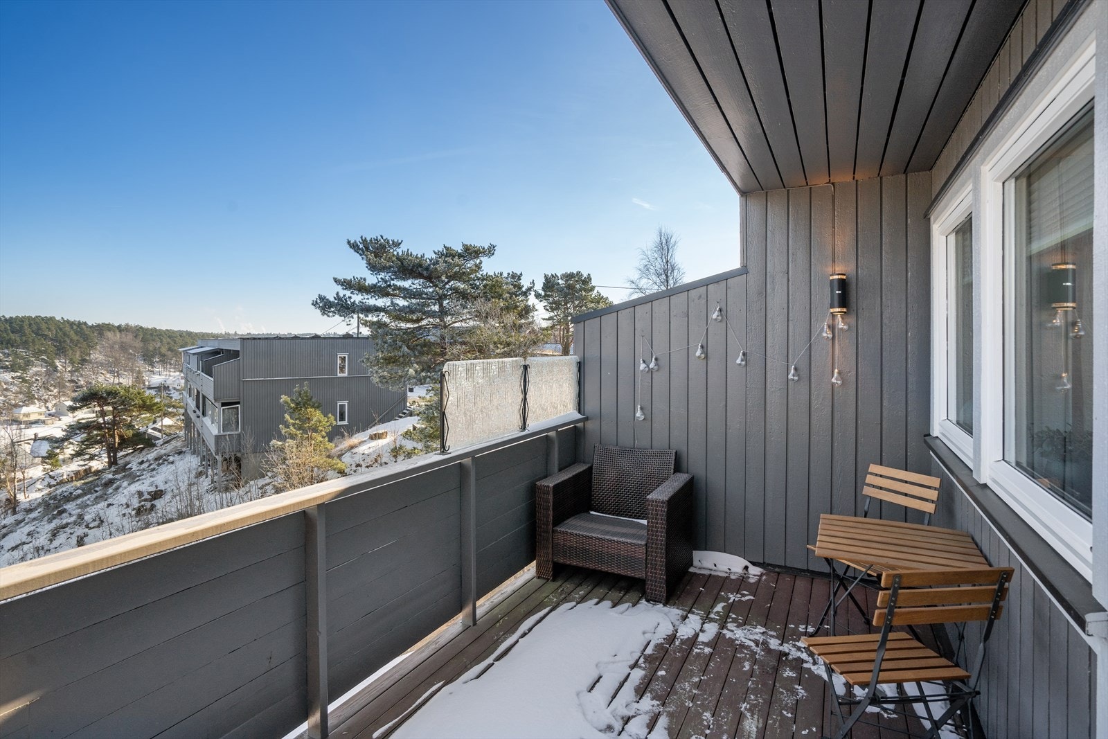 Balkongen fungerer som en forlengelse av stuen på varme sommerdager. Galleribilde