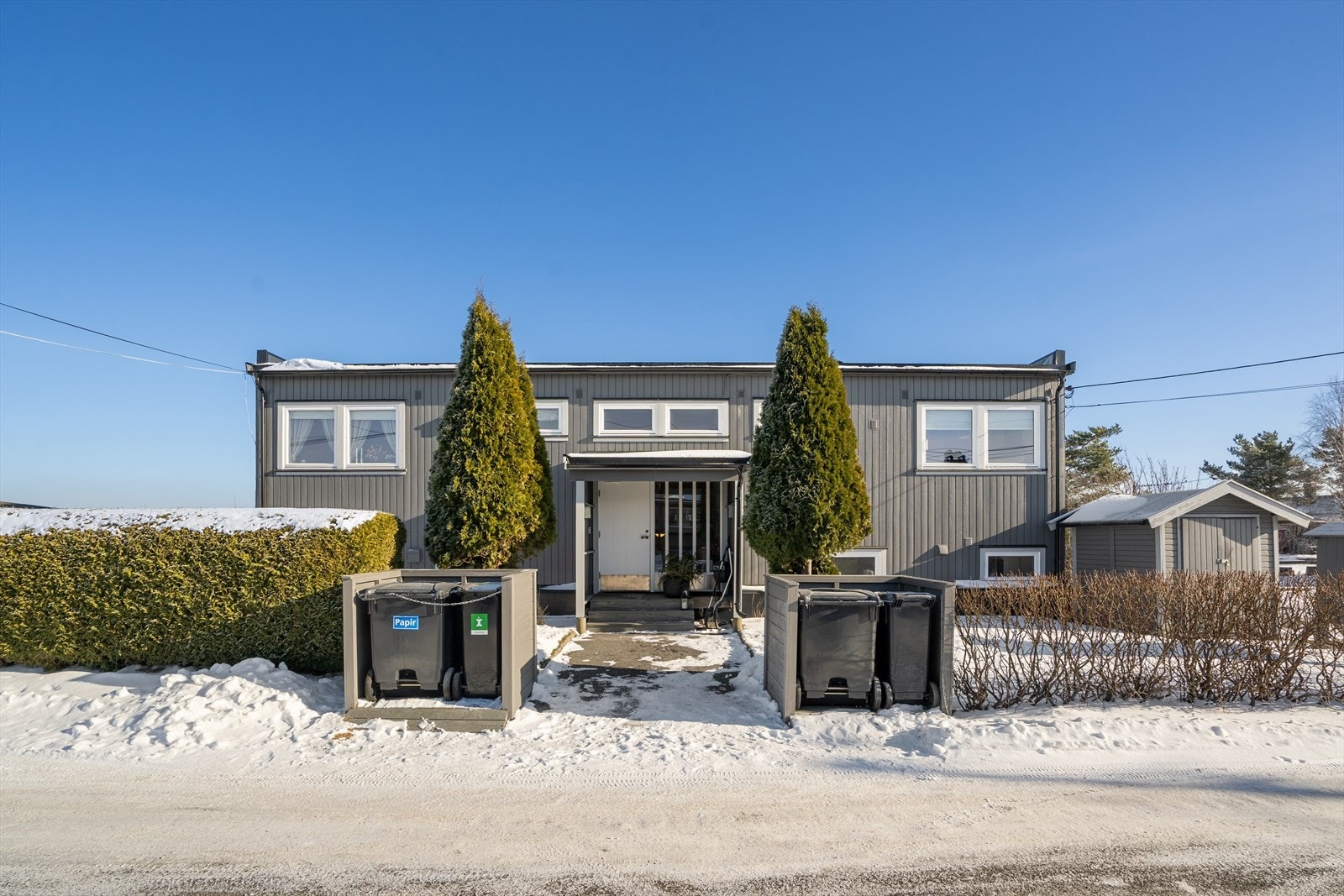 Fellestomt for borettslaget som er opparbeidet med plenarealer, busker og noe beplantning. Det er asfaltert gårdsplass og parkeringsplass. Galleribilde