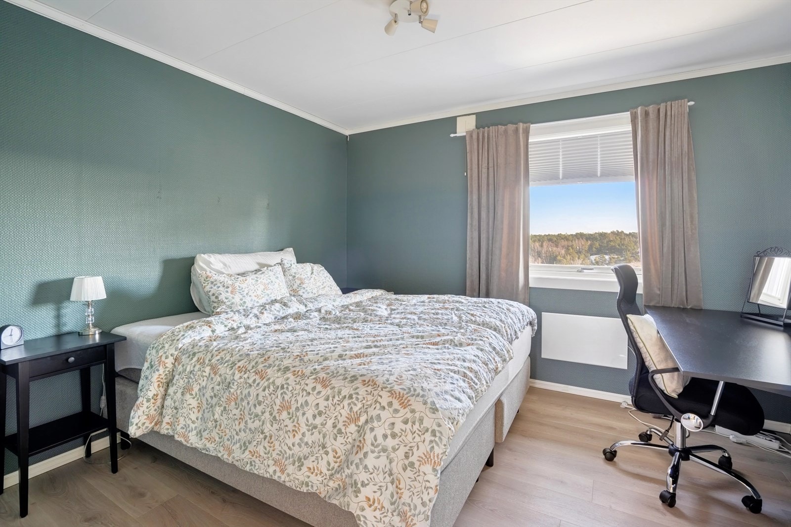 Videre byr leiligheten på ett romslig soverom. Galleribilde