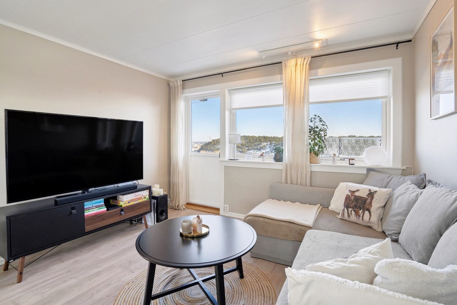 Her er store vindusflater som slipper inn mye naturlig lys og skaper en god atmosfære i rommet. Galleribilde