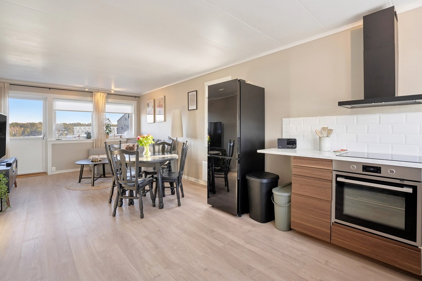 Det er åpen stue og kjøkkenløsning som gjør rommet mer sosialt. Galleribilde