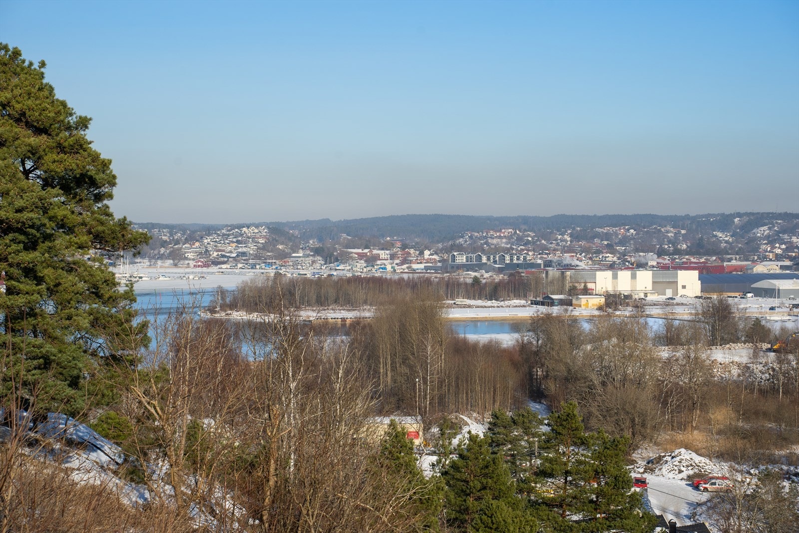 Leiligheten har en flott plassering høyt i terrenget, som sikrer flott utsikt og lite innsyn. Galleribilde