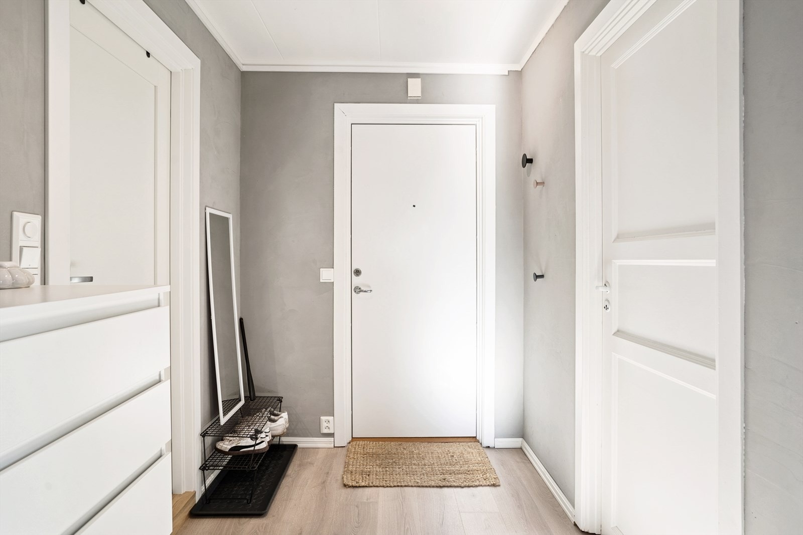 Her ønskes du velkommen inn i en entré med plass til å oppbevare ytterklær og sko. Galleribilde