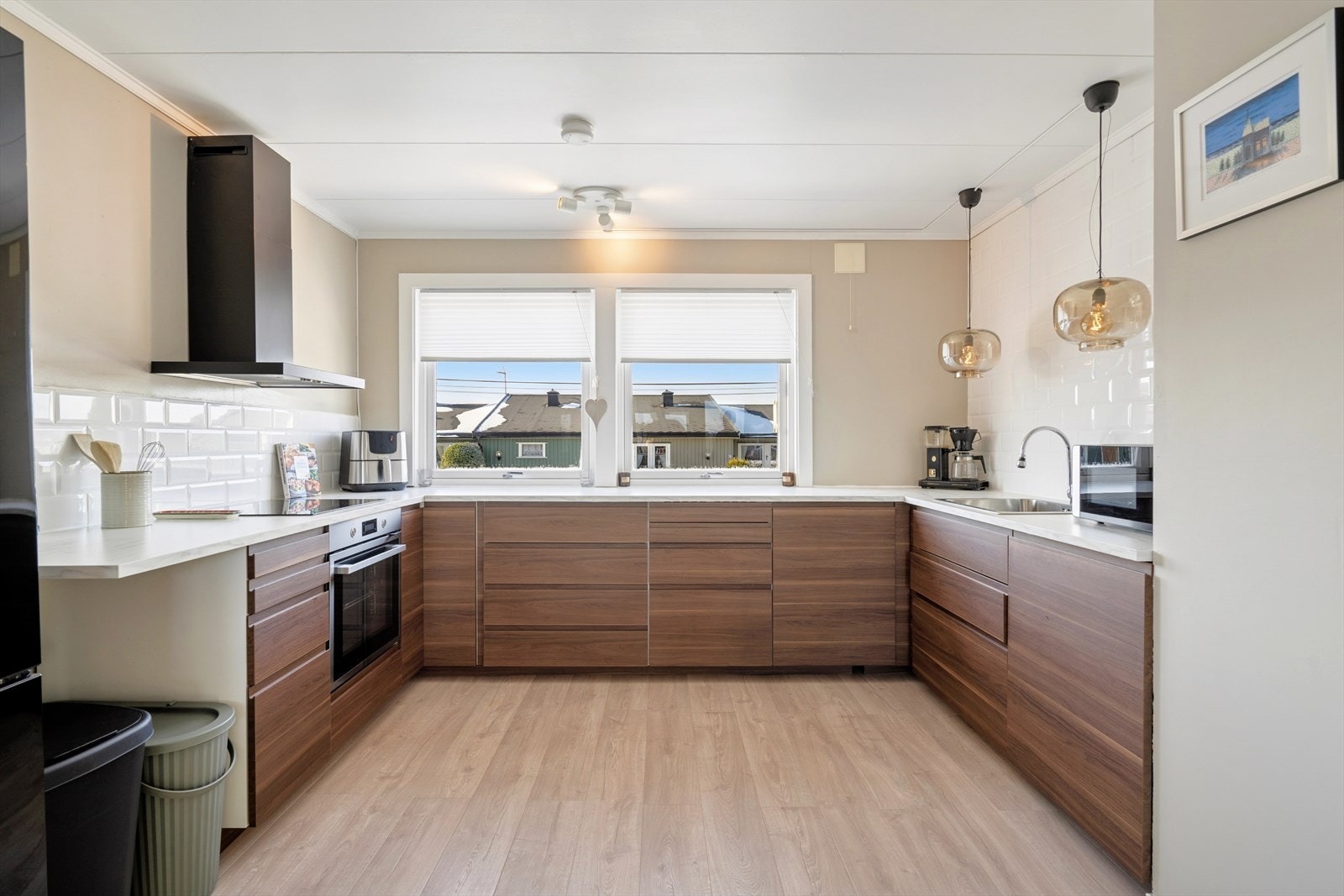 IKEA kjøkkeninnredning fra 2021 har mørke slette fronter, laminat benkeplate og oppvaskkum. Galleribilde