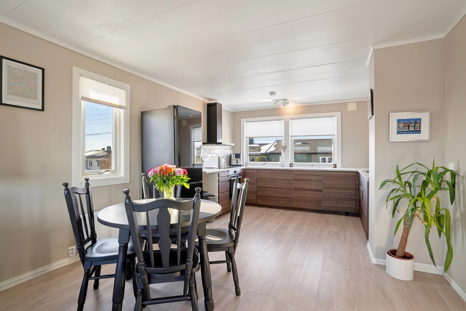 Kjøkkenet er innredet i en praktisk form og har godt med skap- og benkeplass. Galleribilde