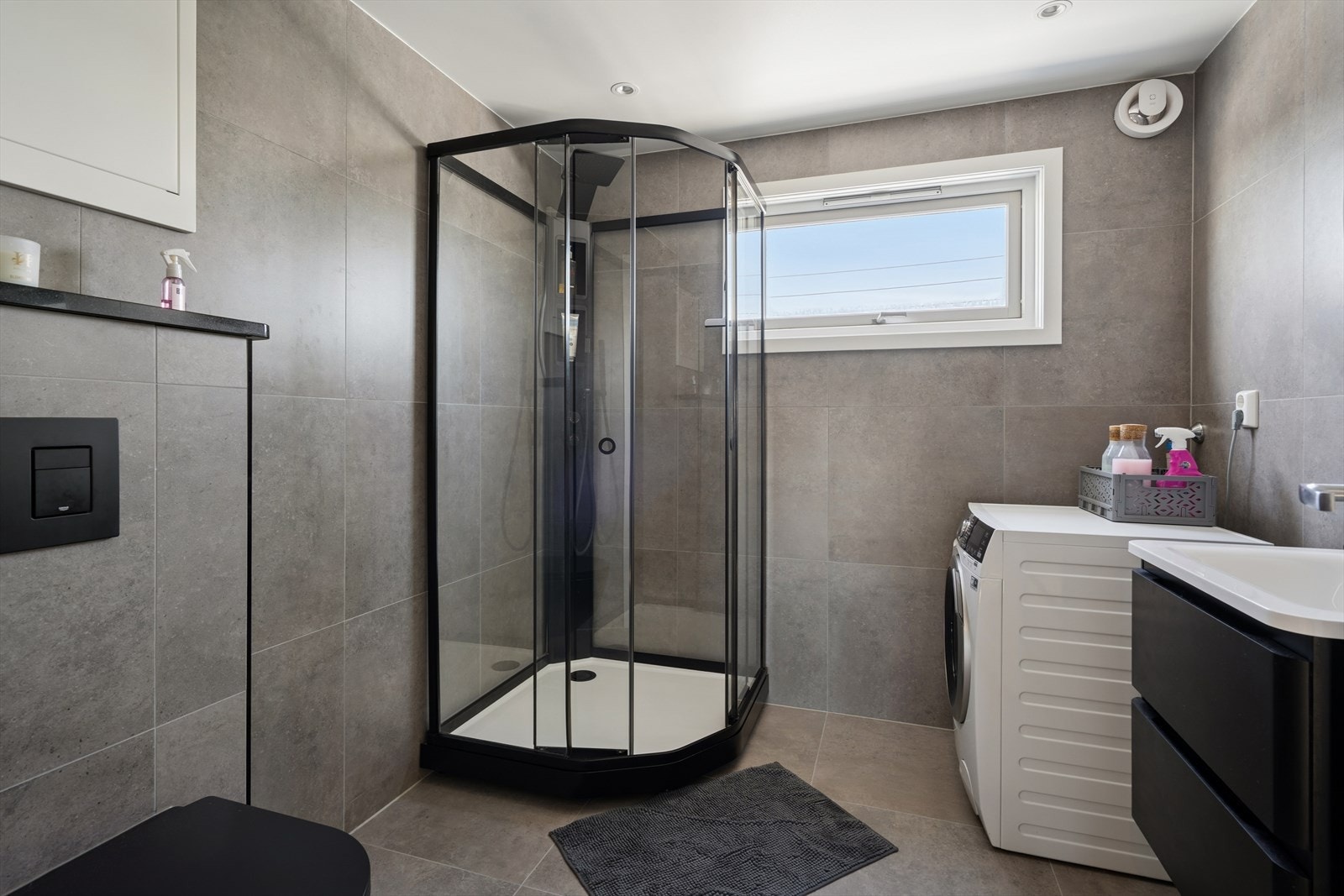 Flislagt baderom fra 2023 med behagelig varme i gulvet. Galleribilde