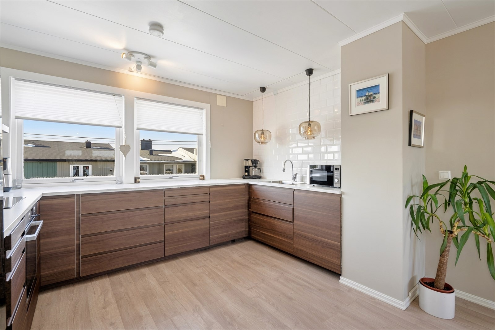 Vegger over benkeplatene er flislagt, praktisk ved matlaging. Galleribilde