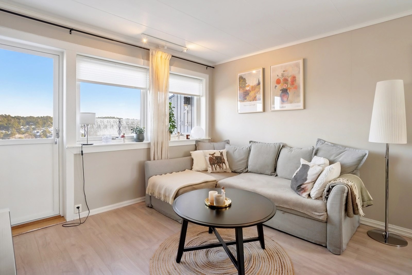 Den flotte utsikten kan fint nytes også fra sofakroken. Galleribilde