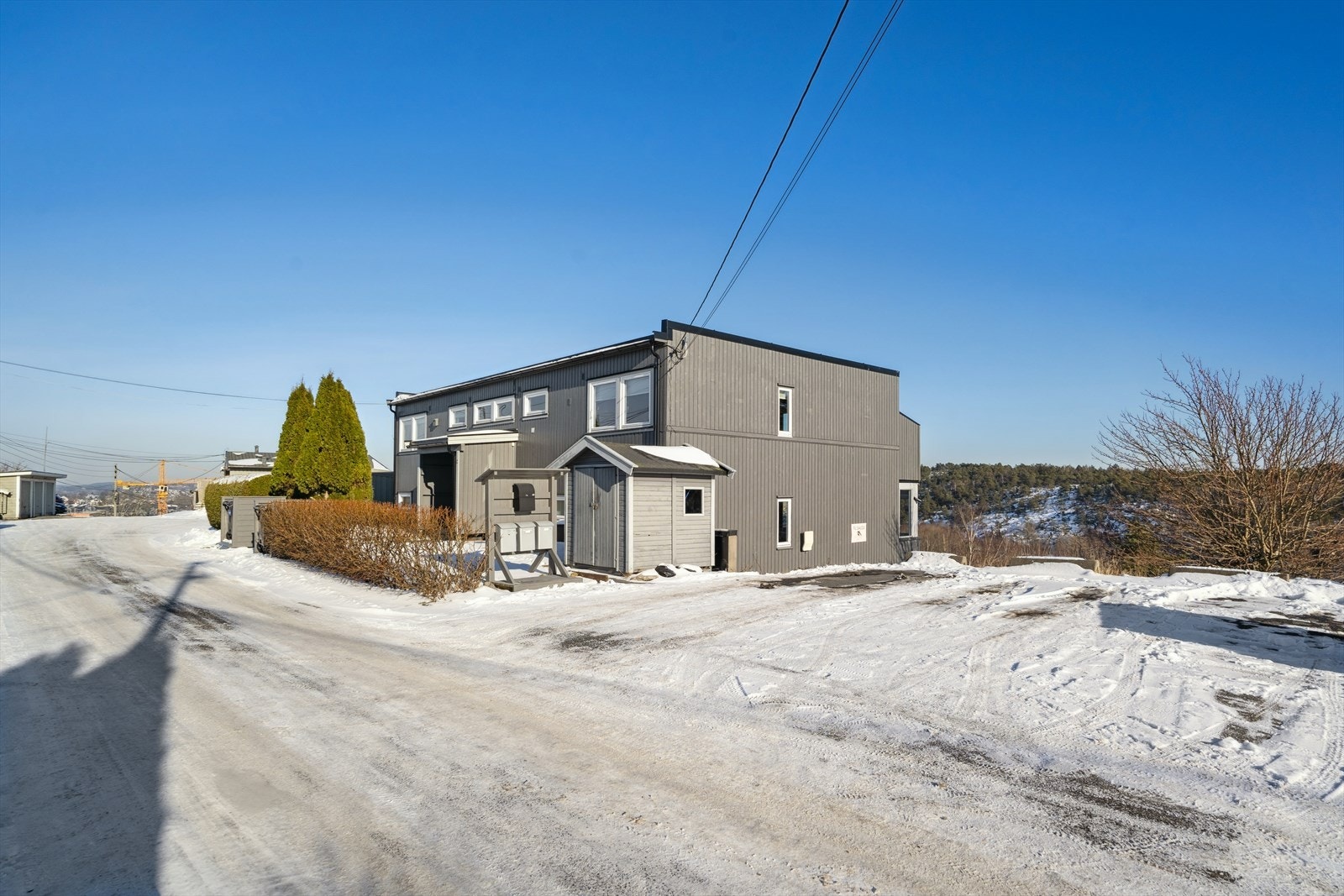 Leiligheten ligger i et etablert og populært boligområde på Glombo, med kort vei til Fredrikstad sentrum, i et barnevennlig og attraktivt område på Kråkerøy. Galleribilde