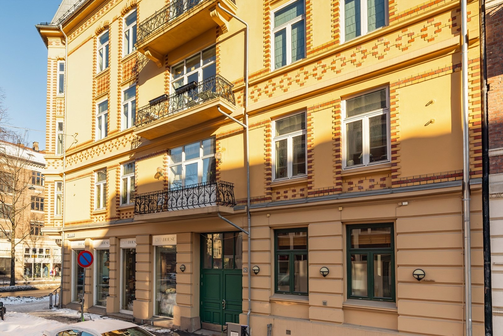 Leiligheten ligger midt i smørøyet for den urbane, men samtidig rolig og usjenert til, godt tilbaketrukket fra det hektiske bylivet og i gate uten gjennomkjøring Galleribilde