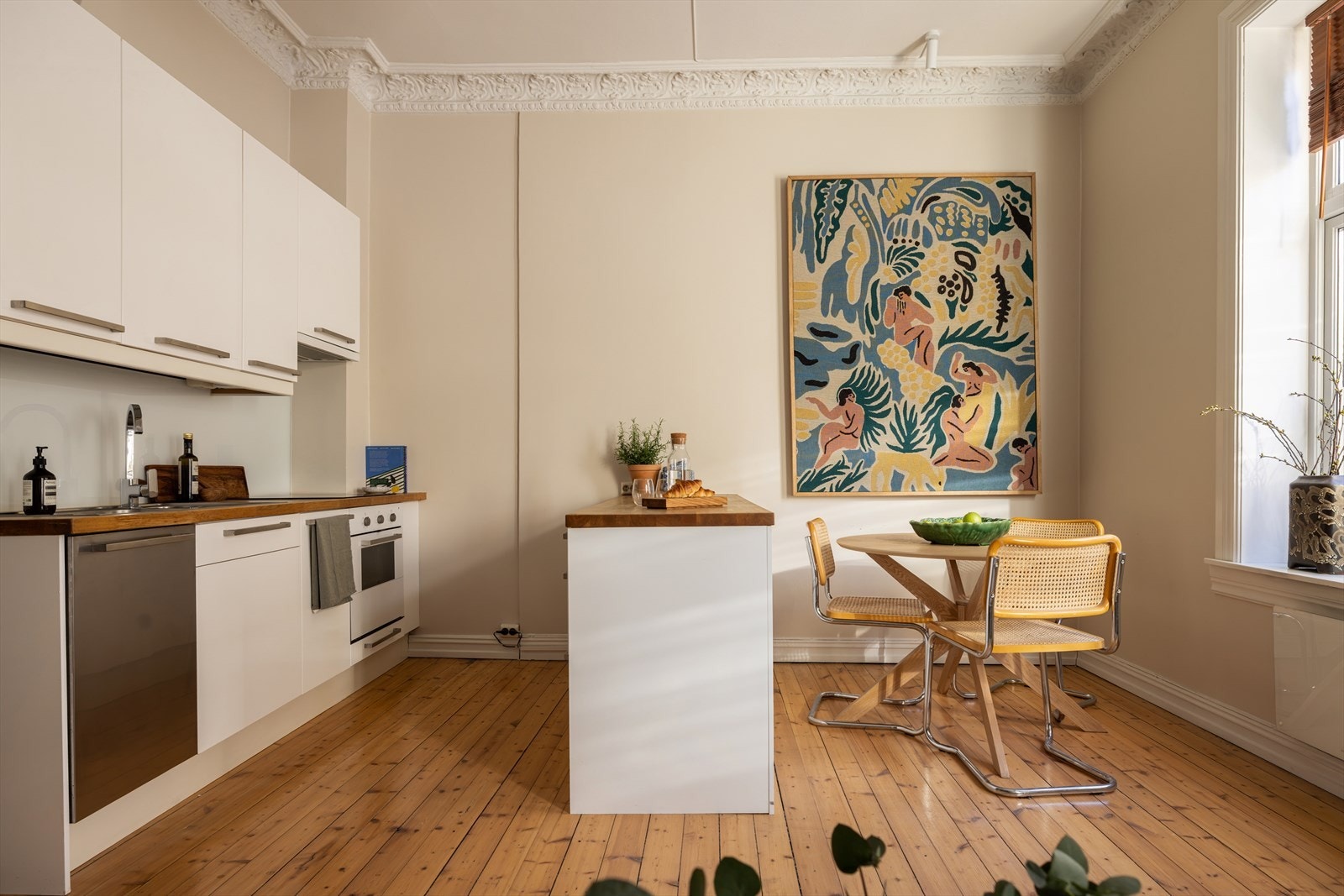 Leiligheten ligger i høy 1.etg. og har en god planløsning/arealutnyttelse som er oppdelt i soner. Består av entré, en åpen og sosial stue- og kjøkkenløsning, soverom og bad Galleribilde