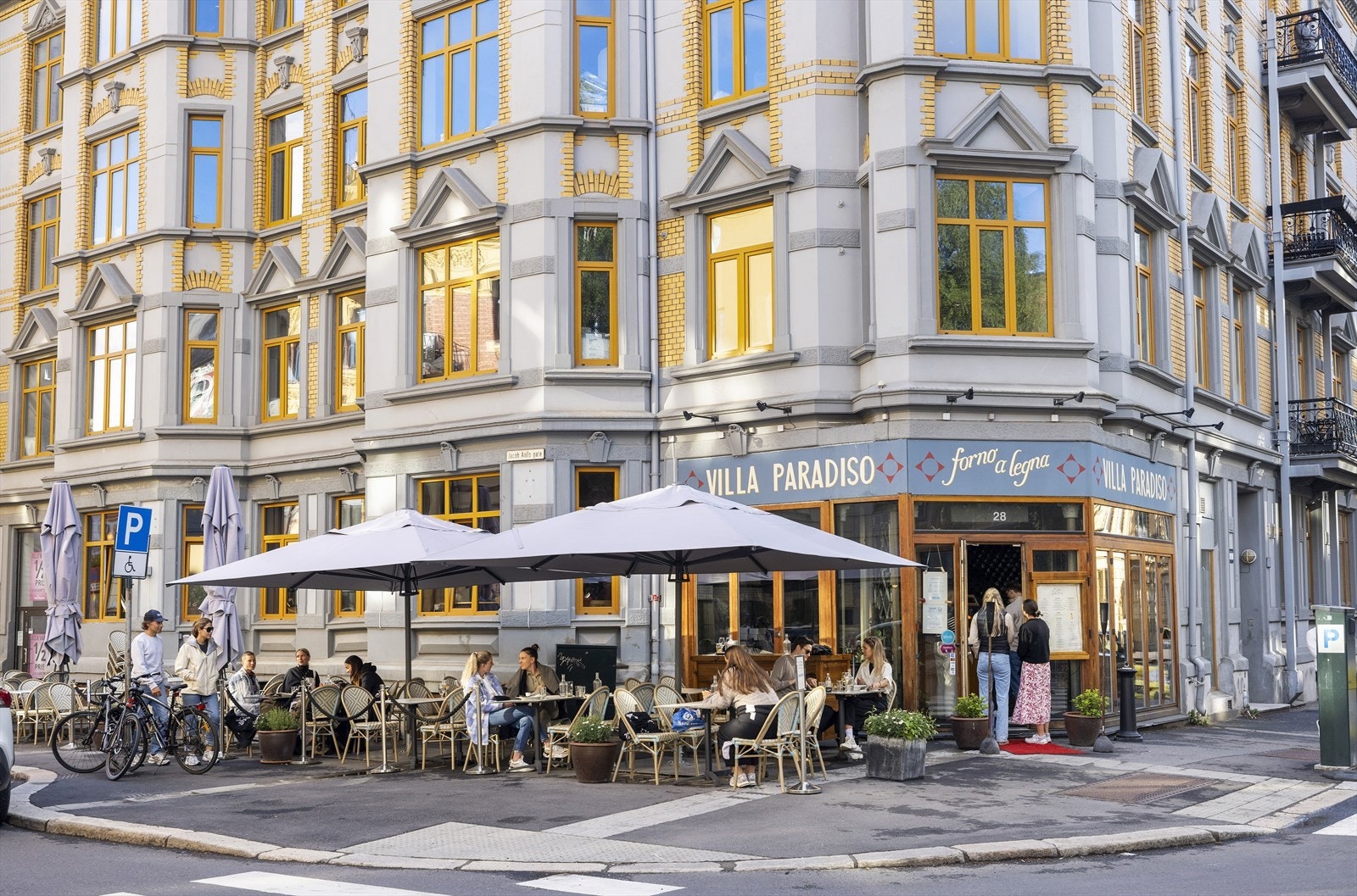 Området byr på hyggelige kafeer, restauranter og spesialbutikker. I tillegg ligger apotek, vinmonopol, postkontor, treningssenter etc. en kort spasertur unna leiligheten Galleribilde