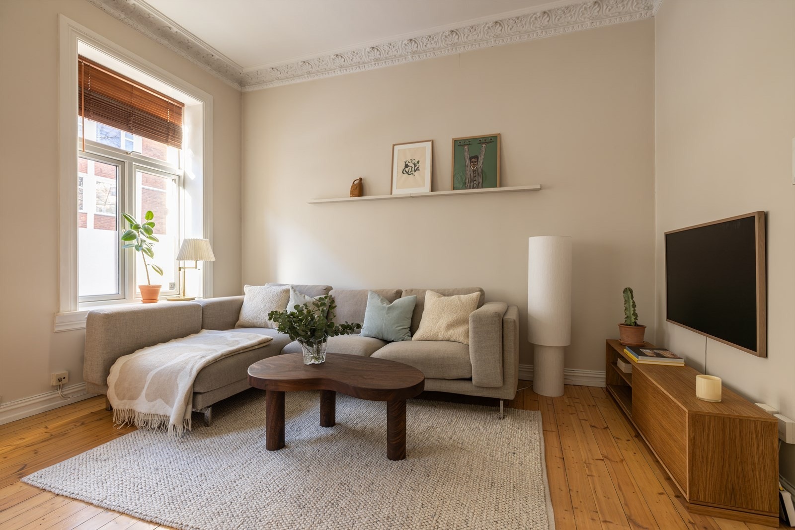 Stuen er en del av en åpen og sosial kjøkken- og stueløsning, som skaper en naturlig og innbydende samlingsplass i boligen Galleribilde