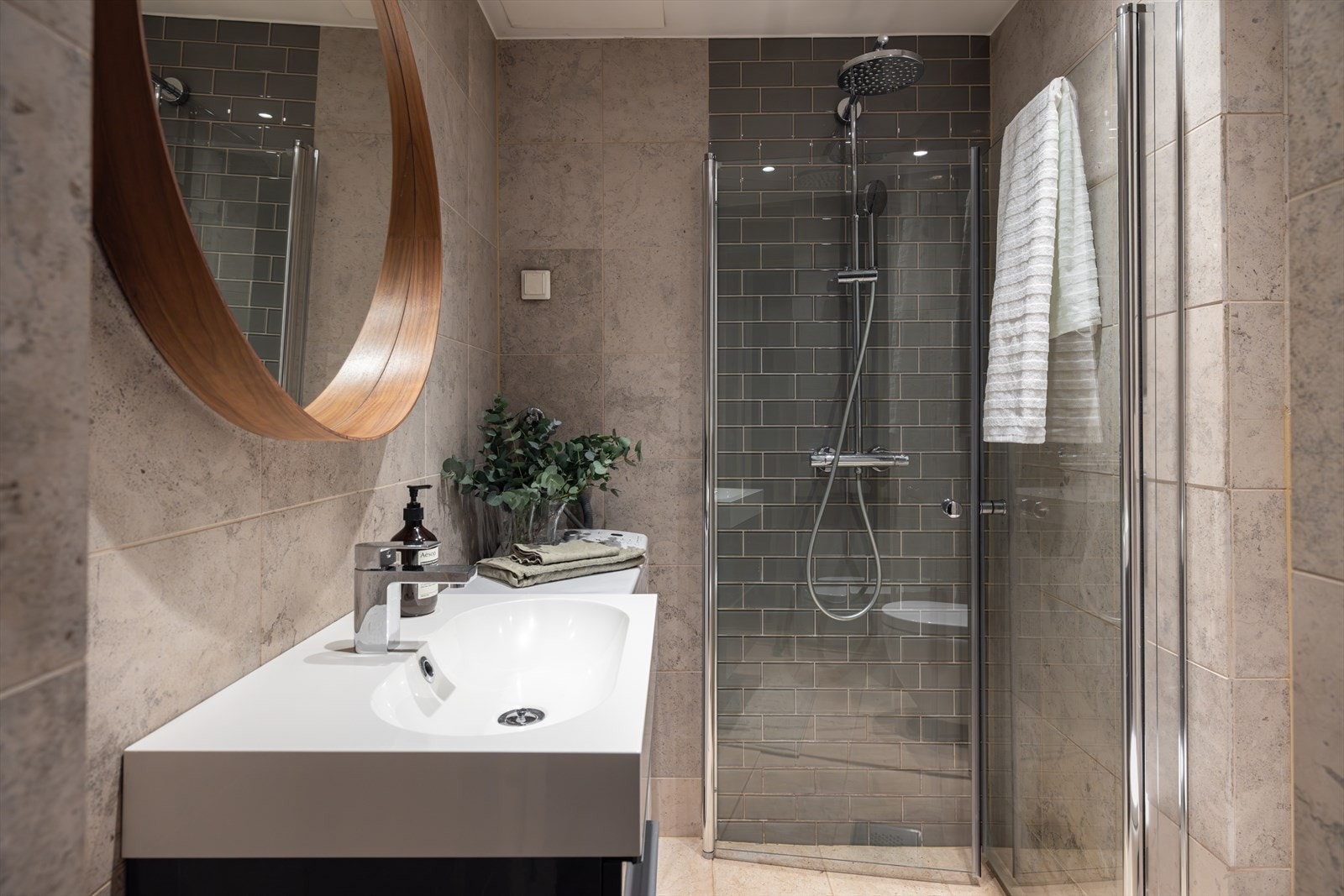 Leiligheten har et delikat og oppgradert bad fra 2015, utført i henhold til gjeldende forskrift (TEK10). Badet har flislagte vegger og gulv med elektriske varmekabler. Himlingen består av malte plater med innfelte downlights Galleribilde