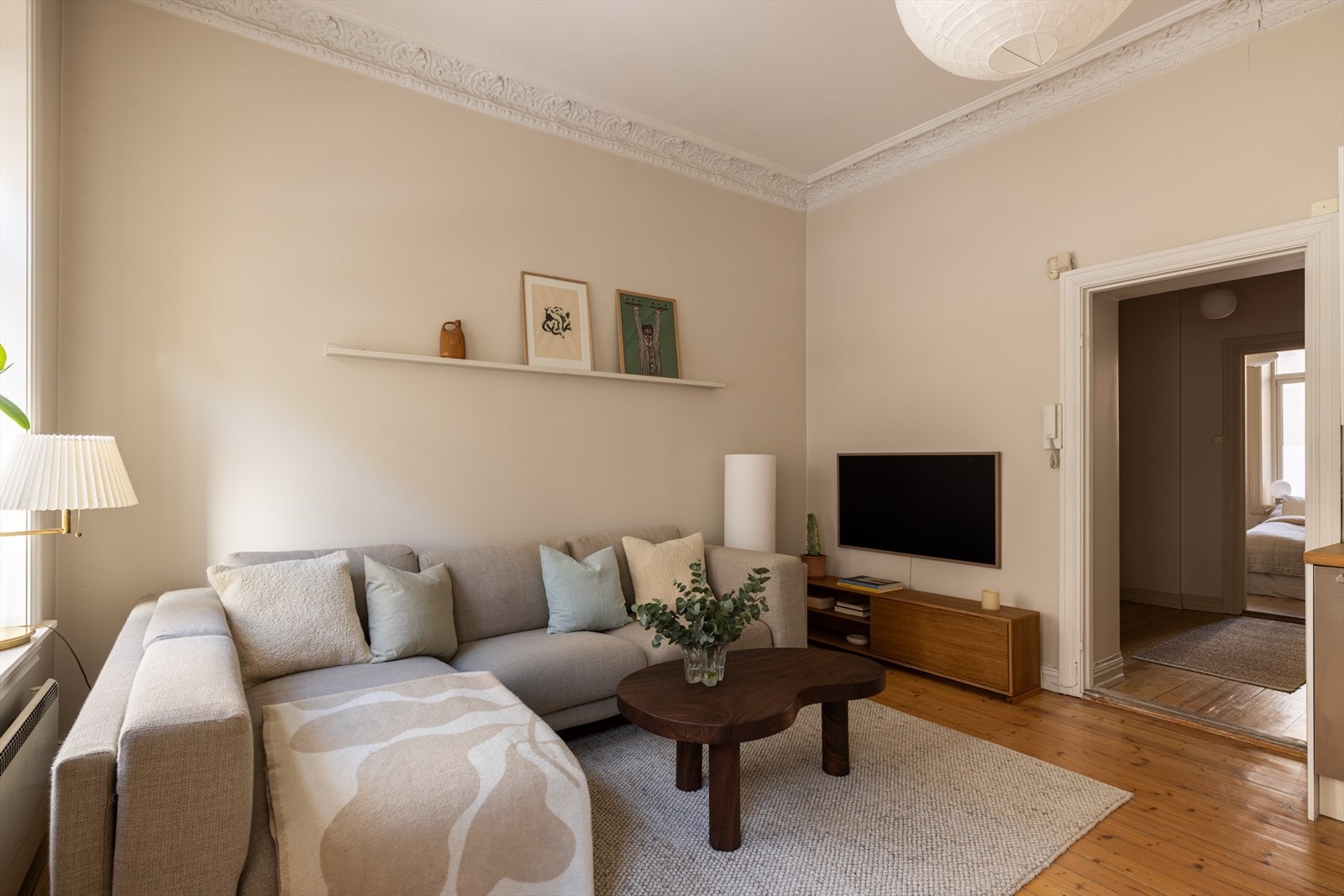 Rommet fremstår lyst og luftig med store vindusflater med dype karmer som slipper inn rikelig med dagslys, samt generøs takhøyde som gir en behagelig romfølelse Galleribilde