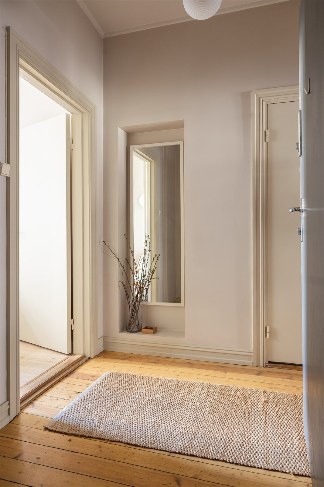 Nisje med speil gir en luftigere følelse. Opprinnelig var dør mot baktrapp her Galleribilde