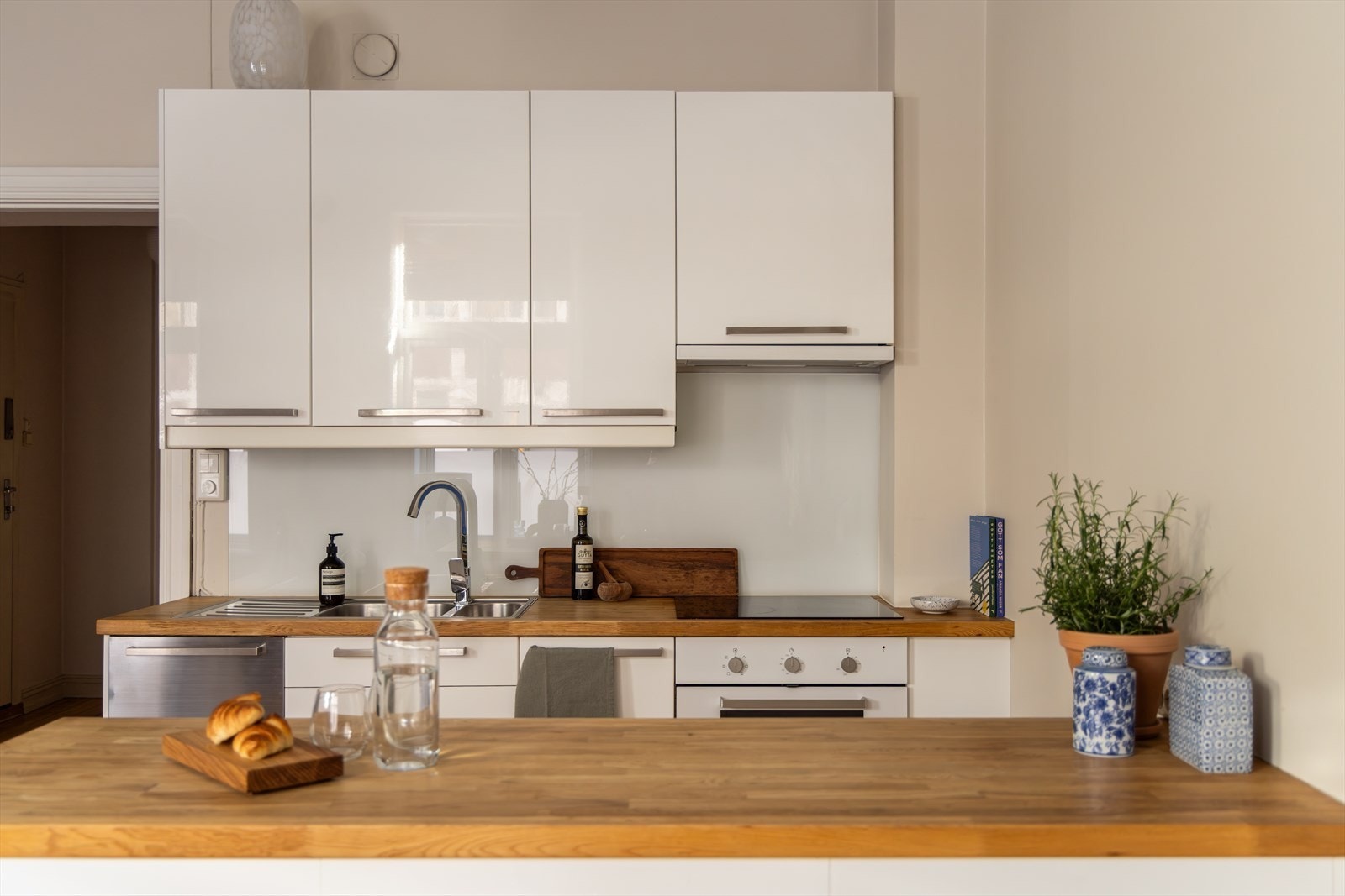 Kjøkkenet er utstyrt med integrerte hvitevarer som bl.a. stekeplate, ovn, oppvaskmaskin og benkekjøleskap/fryser. Det ble ettermontert Waterguard under oppvaskkummen i februar 2026 Galleribilde