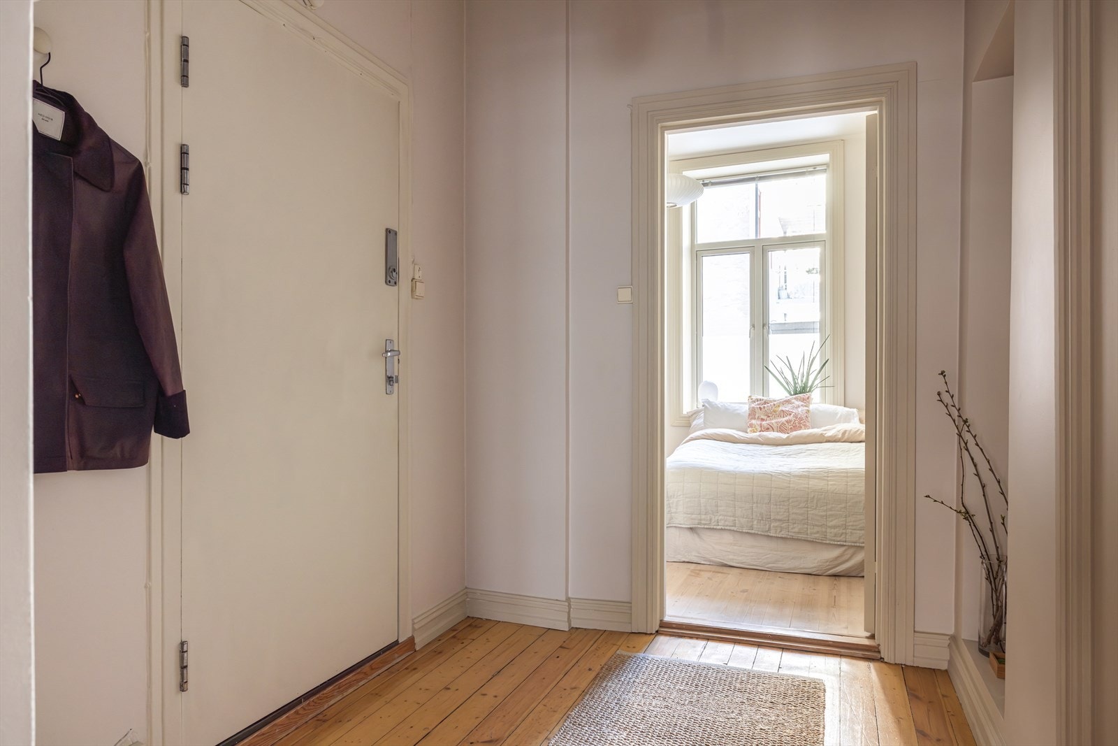 Lys entré med plass til oppbevaring av yttertøy og sko Galleribilde