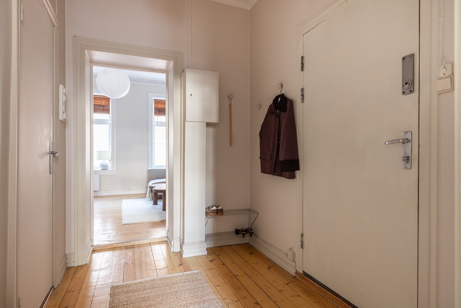 Leiligheten har et privat inngangsparti med egen trapp og inngangsdør inn til leiligheten. Entreén er romslig og innbydende med god plass til oppbevaring av yttertøy og sko. Det er montert dørcalling Galleribilde