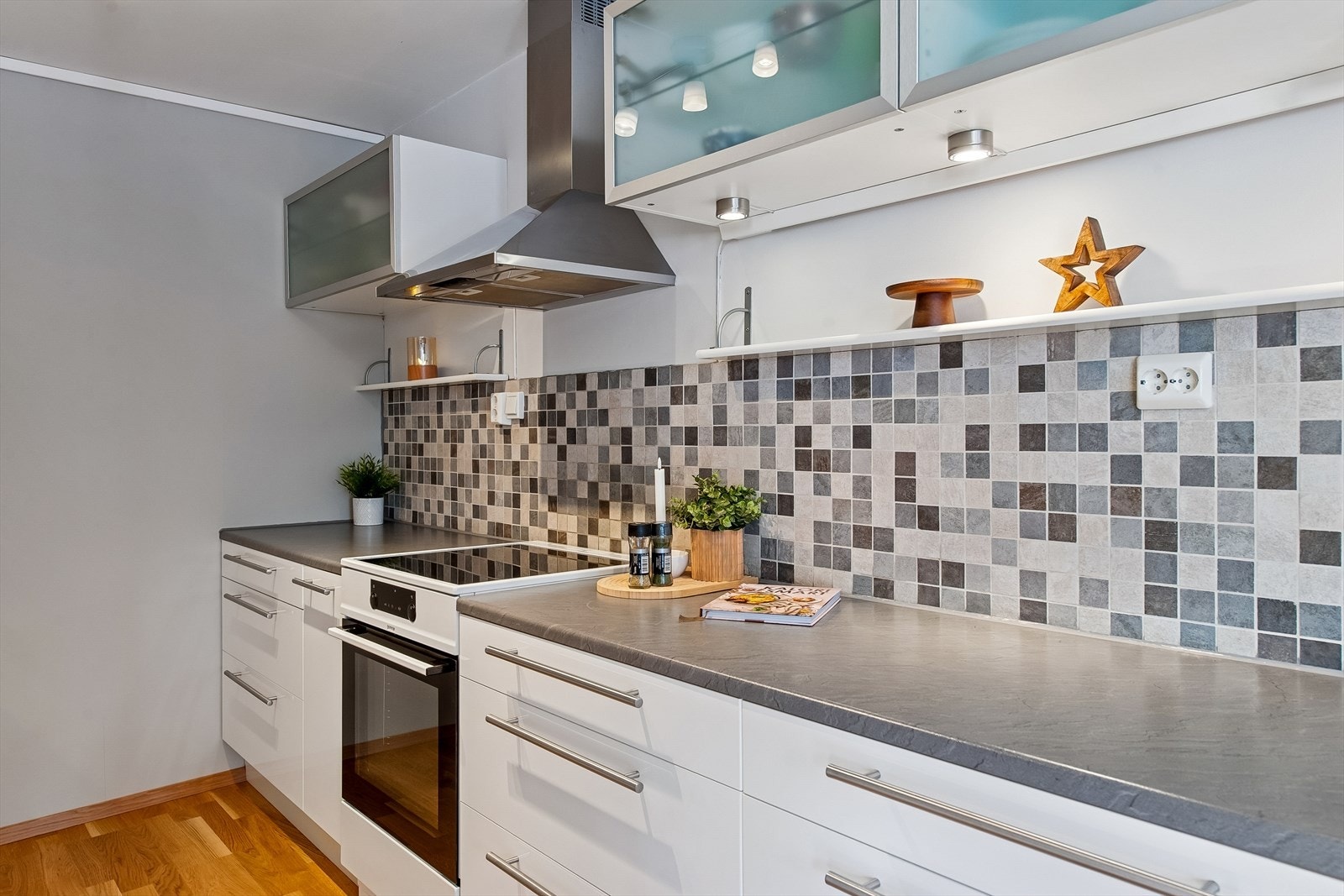 Kjøkkeninnredning med glatte fronter og slitesterk, laminert benkeplate. Galleribilde