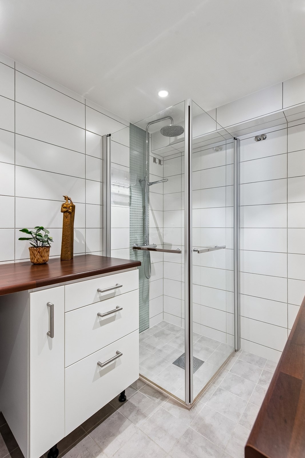 Badet ble oppgradert i 2014 og er helfliset i en nøytral stil. Galleribilde