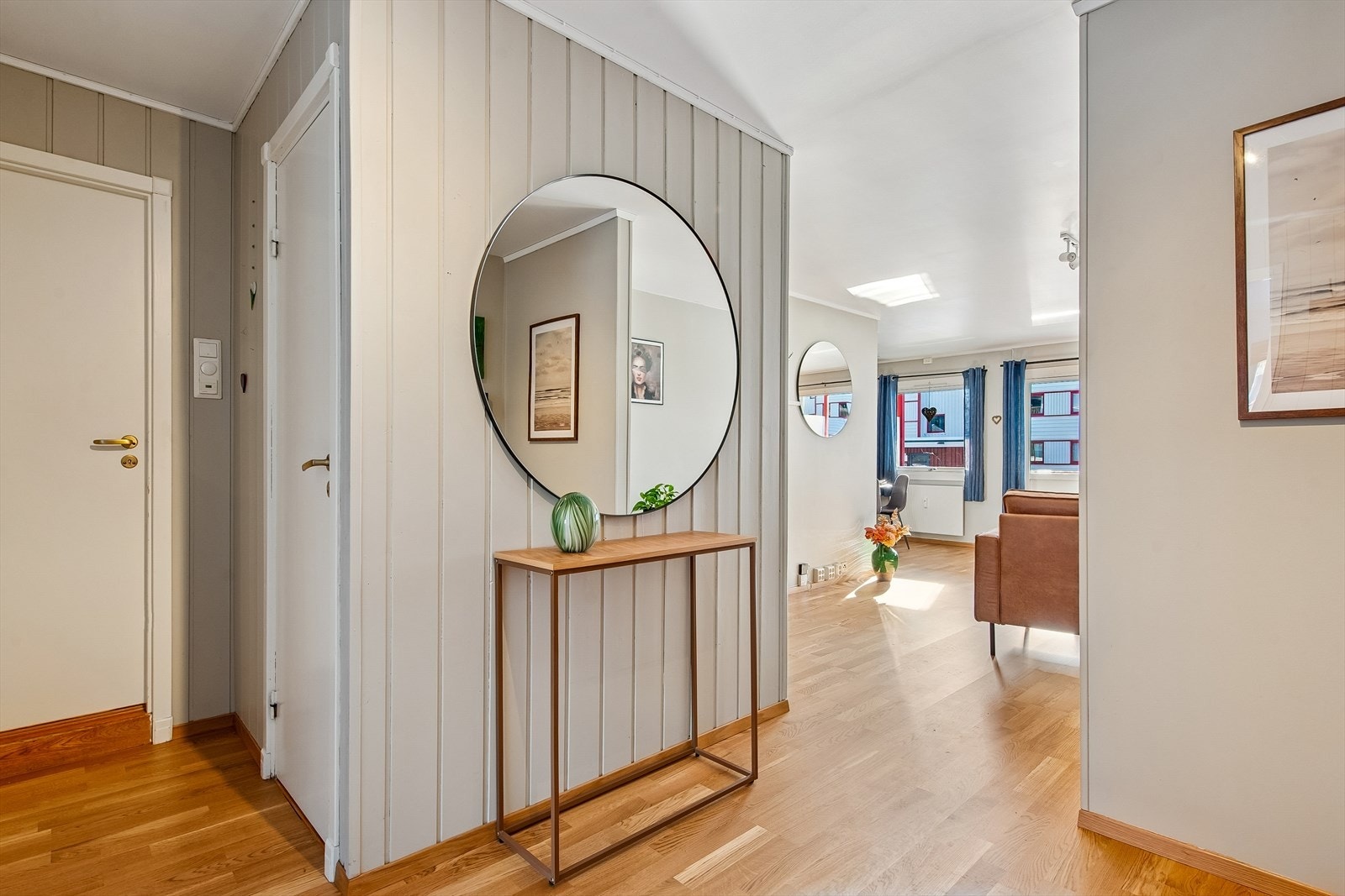 Ny parkett i entré, stue og kjøkken skaper en gjennomgående og helhetlig atmosfære. Galleribilde