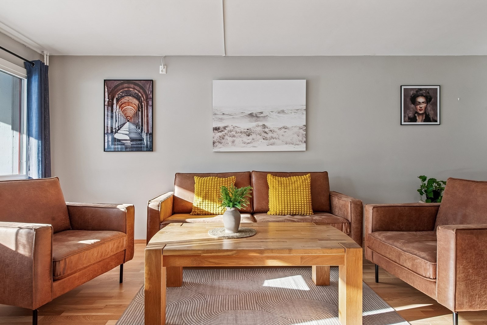 I stuen er det god plass til sittegruppe, mens det i kjøkkensonen er plass til spisebord. Galleribilde