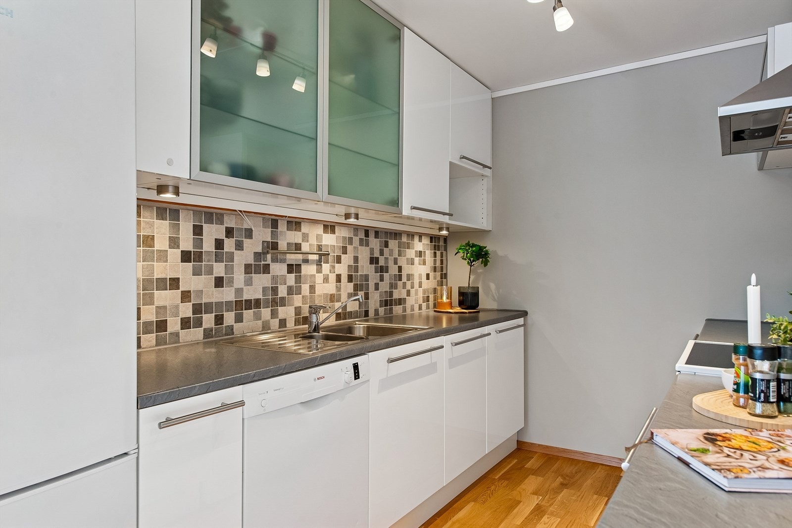 Innredningen byr på godt med skapplass, og det er opplegg for oppvaskmaskin. Galleribilde