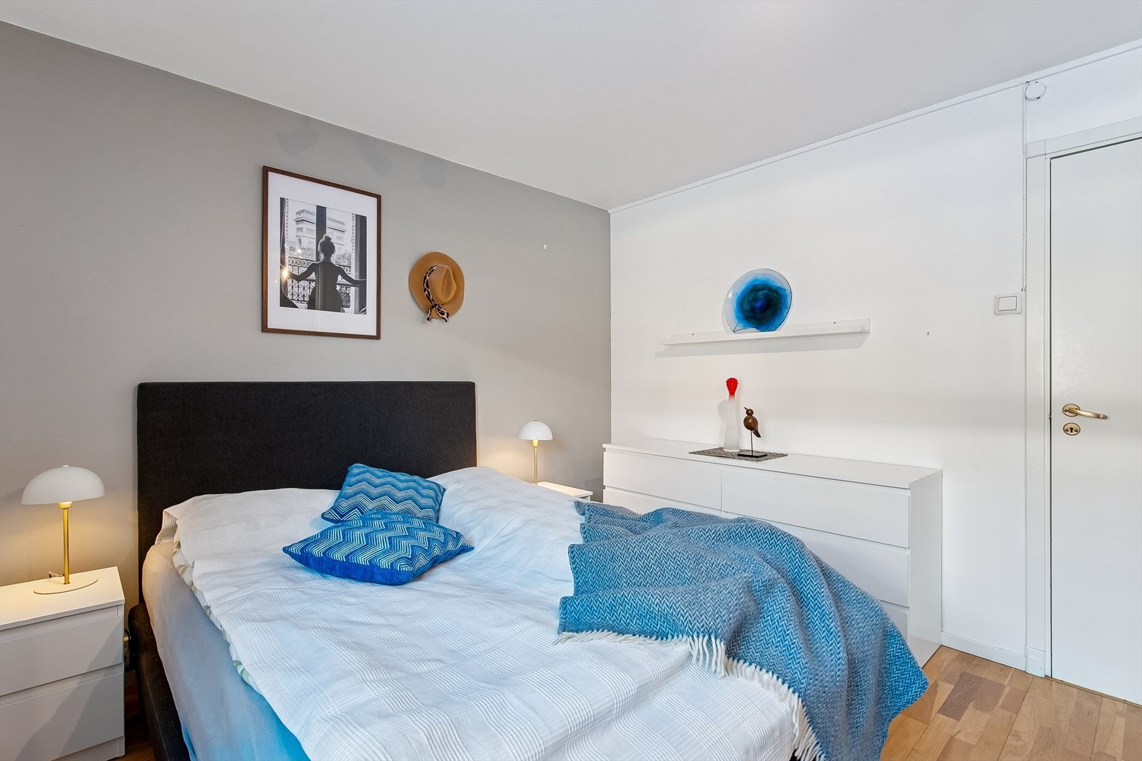 Hovedsoverommet har god plass til dobbeltseng og oppbevaringsmøbler. Galleribilde