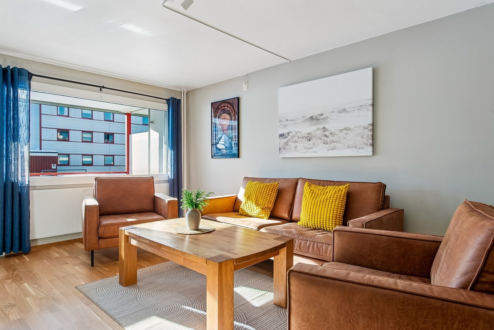 Vinduene med 3-lags glass er fra 2013 og slipper rikelig med naturlig lys inn i leiligheten. Galleribilde