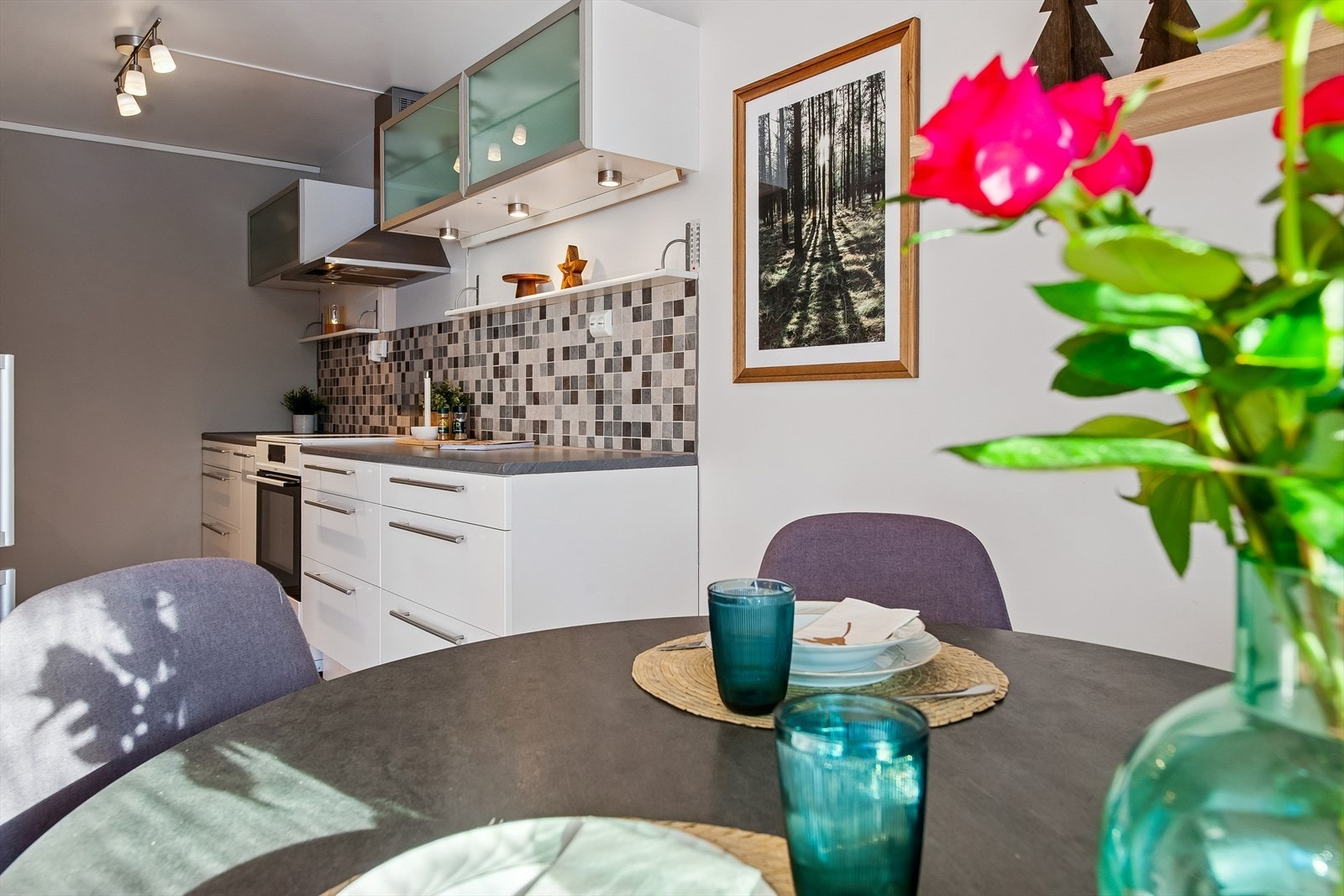 Fra spiseplassen mot kjøkkenet. Galleribilde