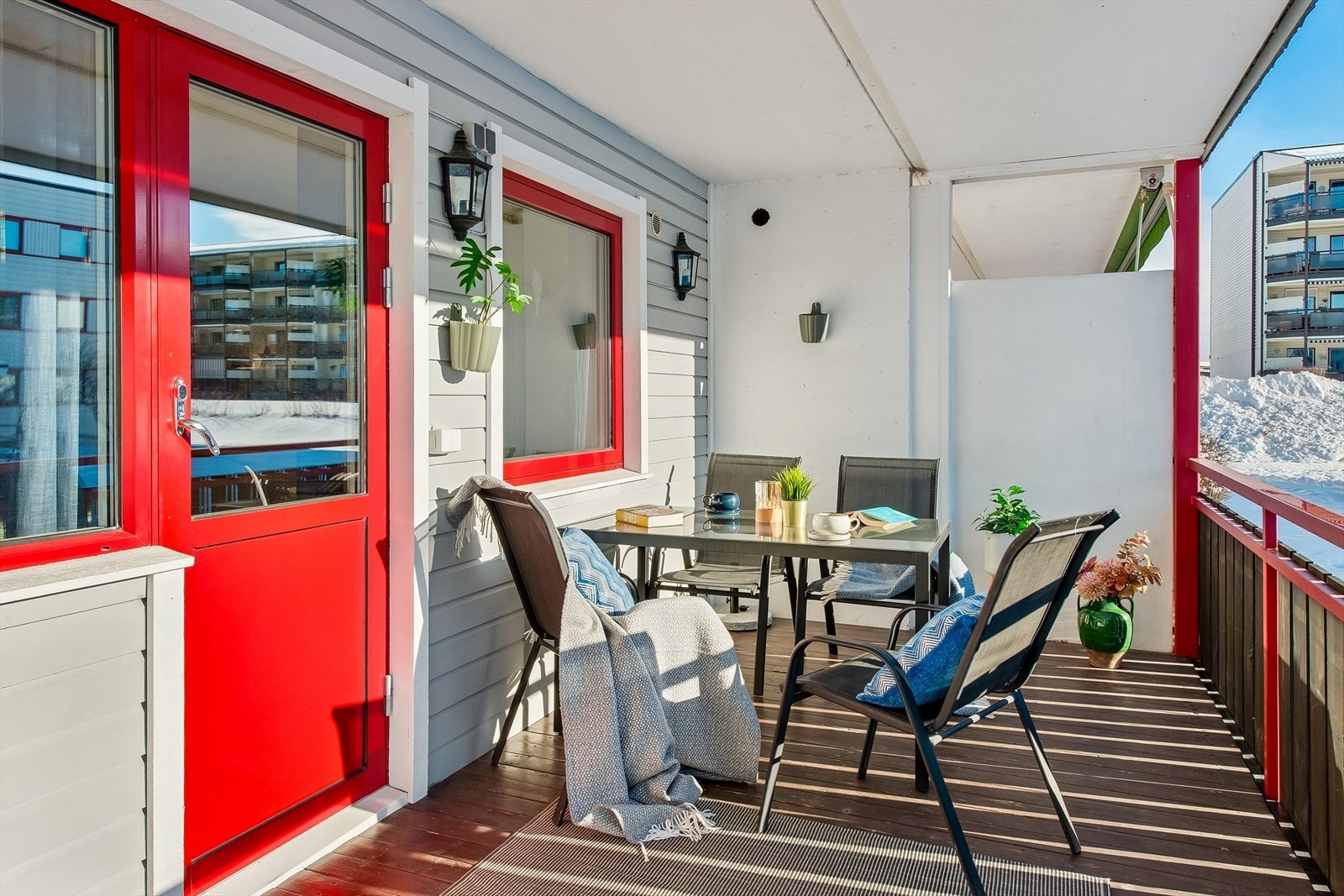 Den store, sørvendte balkongen på 14 m² er delvis overbygget og gir en lun uteplass. Galleribilde