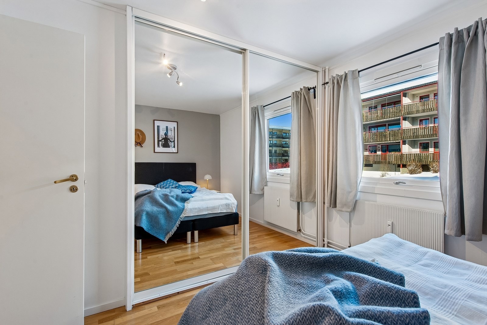 En romslig skyvedørsgarderobe med speilfronter gir rikelig med lagringsplass. Galleribilde