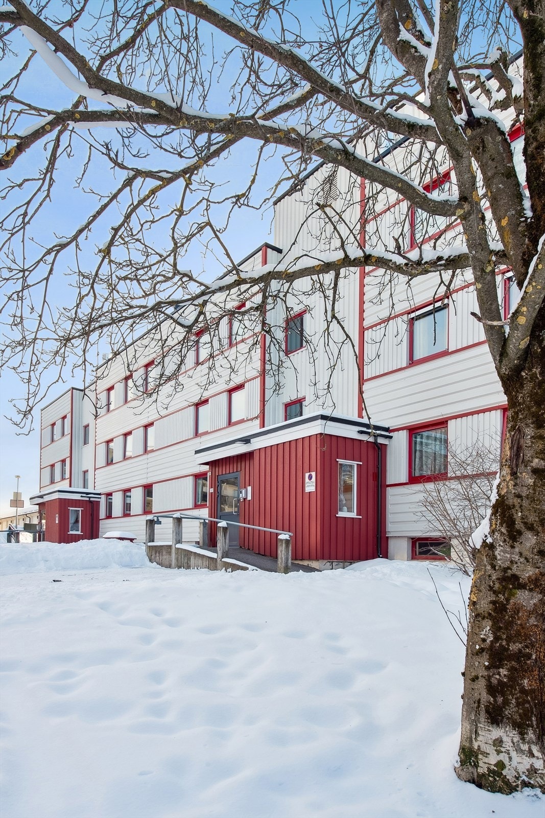 Leiligheten ligger i et veletablert og rolig borettslag på Hamar vest. Galleribilde