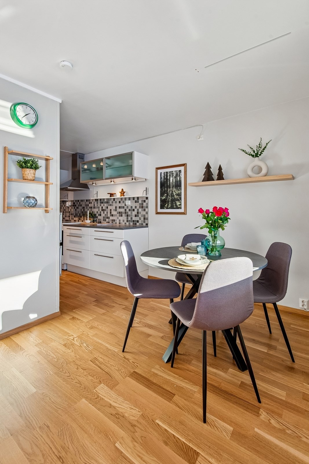 Spiseplassen fungerer som et bindeledd mellom stue og kjøkken. Galleribilde