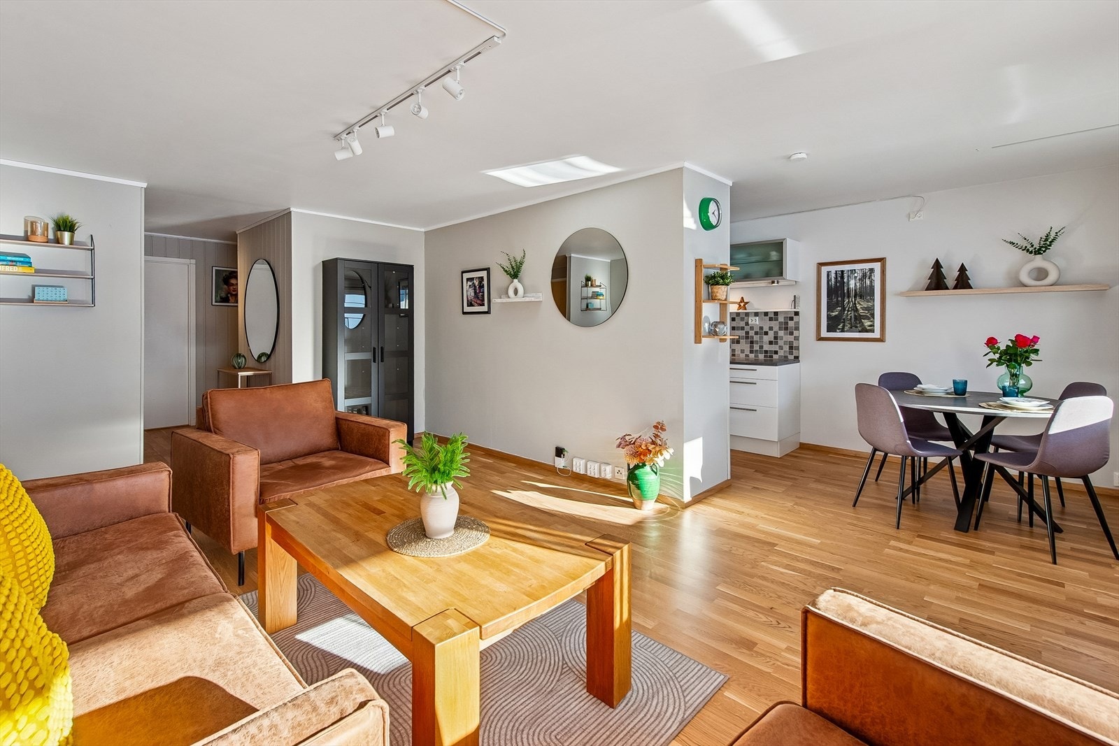 Delvis åpen løsning mellom kjøkken og stue Galleribilde