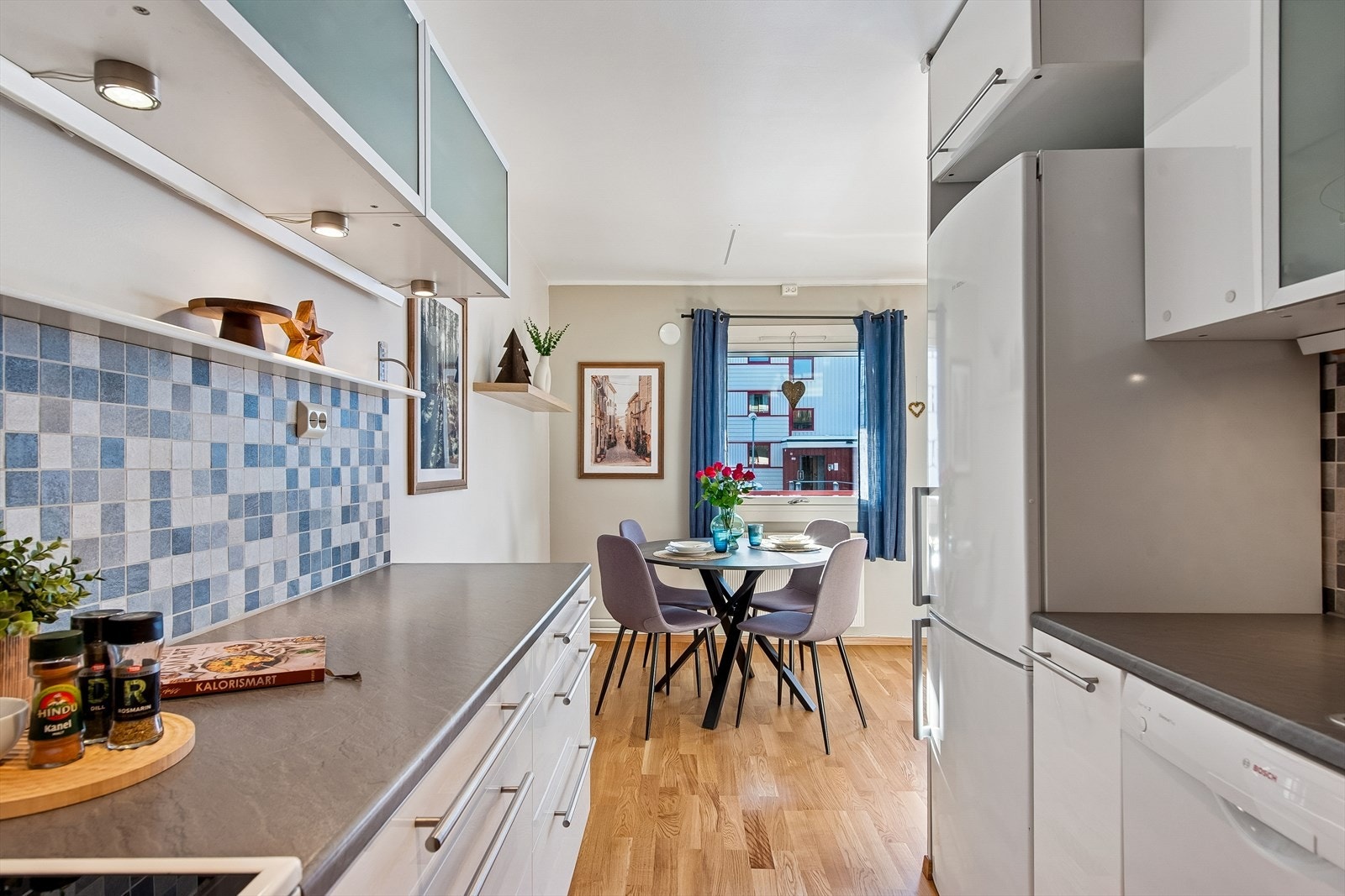 Innredningen har plass til frittstående hvitevarer Galleribilde