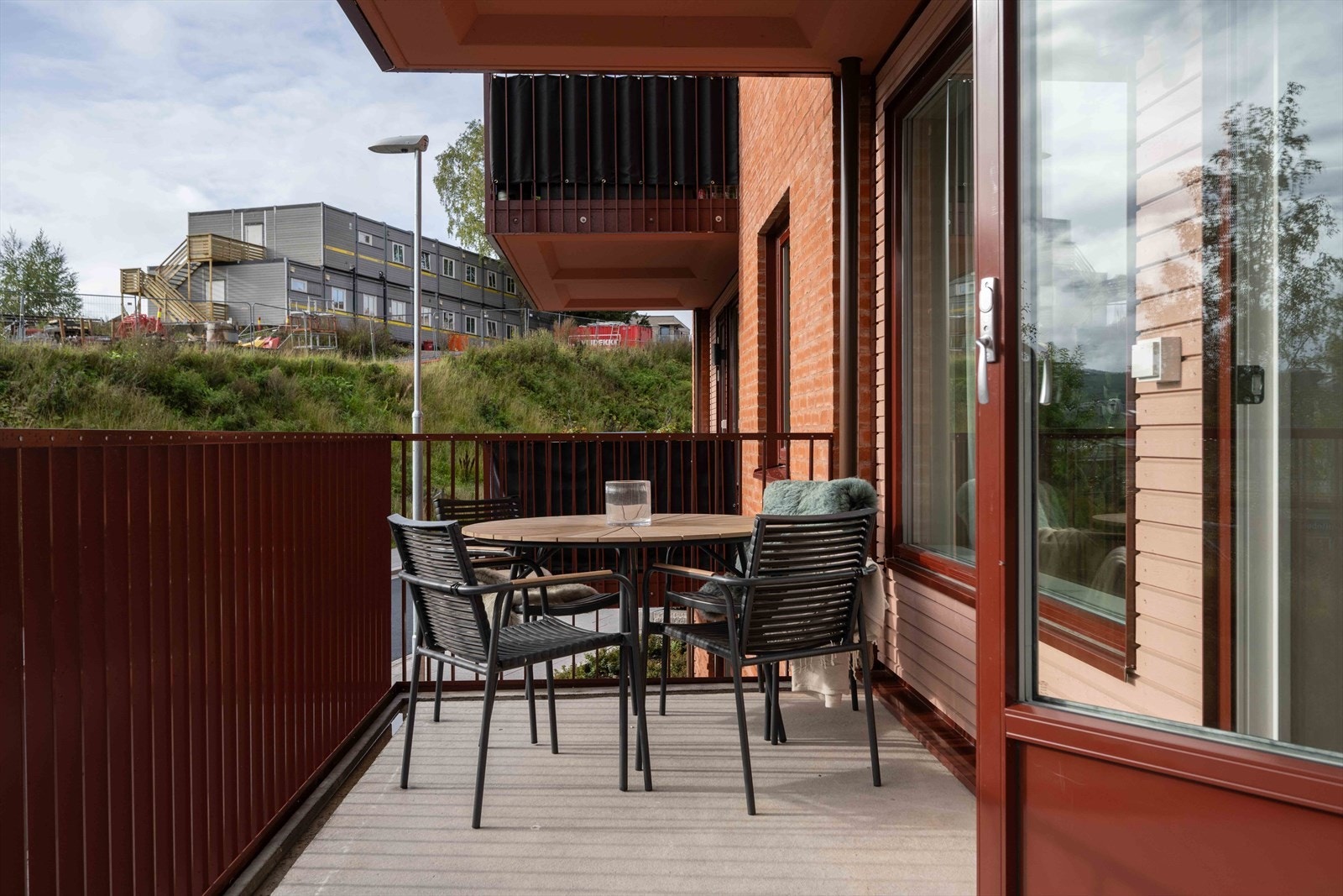 Den sørøstvendte balkongen har god plass til en sittegruppe og utgang fra stuen. Galleribilde