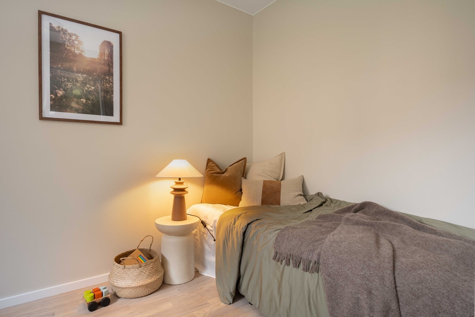 Leilighetens andre soverom passer godt som barnerom, gjesterom eller kontor. Galleribilde