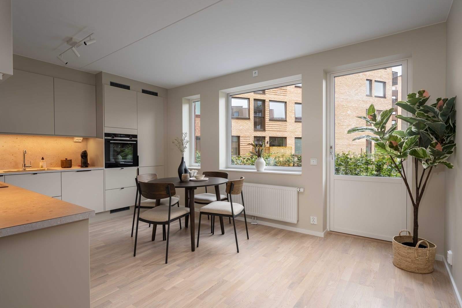 Fra kjøkkenet er det direkte utgang til en romslig, nordvestvendt markterrasse på 8 m². Galleribilde