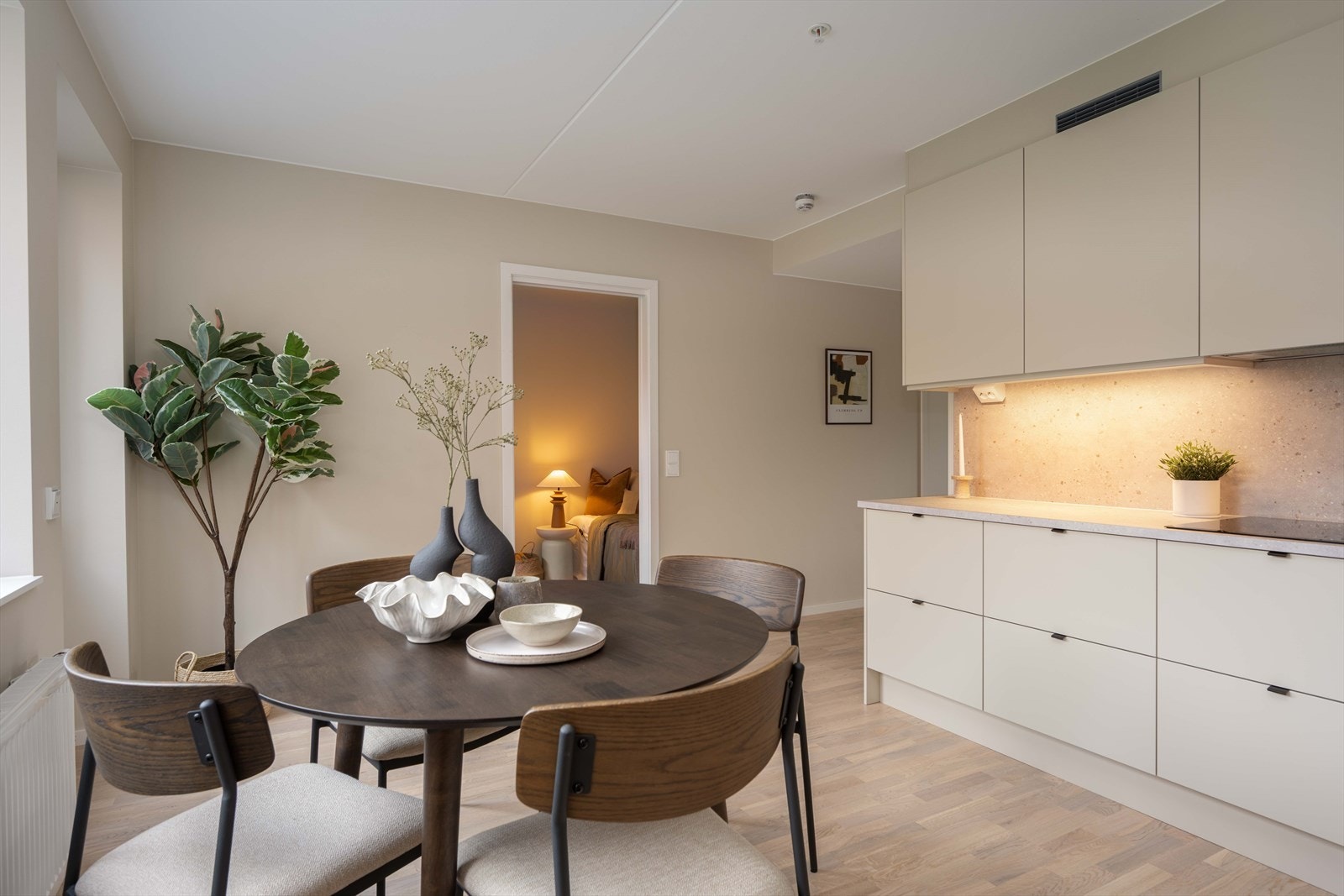 Kjøkkenet er fullt utstyrt med integrerte hvitevarer fra Siemens. Galleribilde