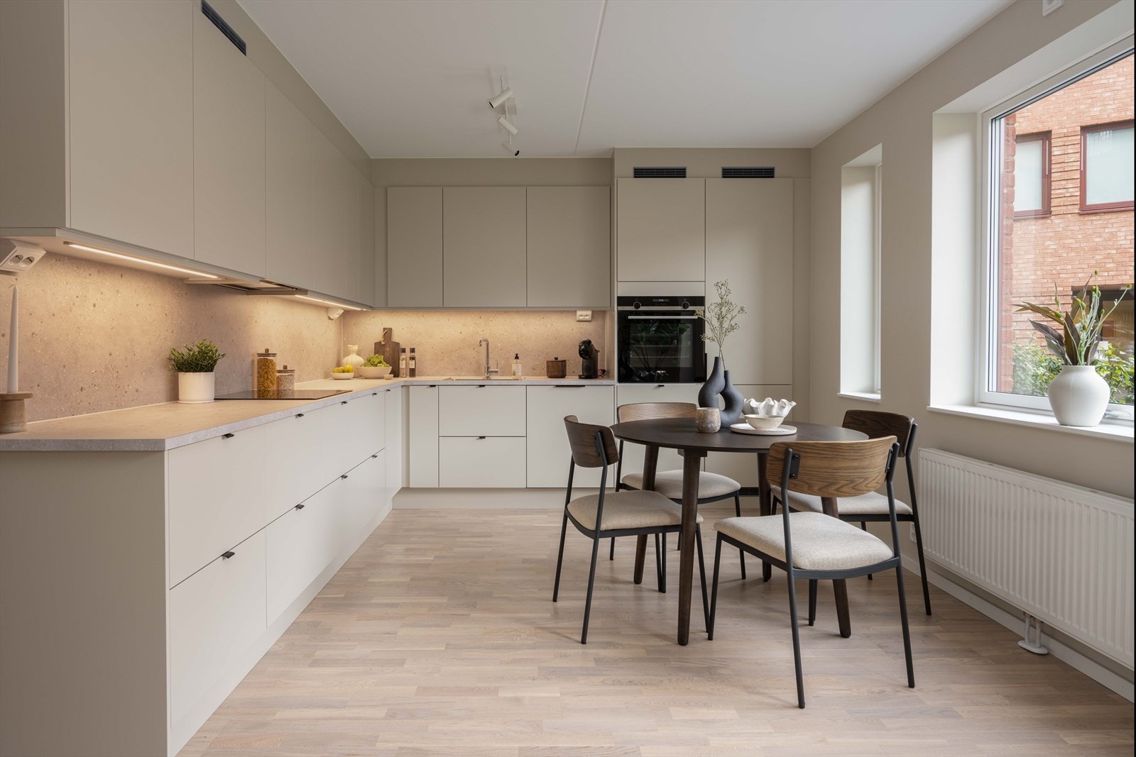 Rålekkert, stort kjøkken fra Marbodal med integrerte hvitevarer og god plass til spisebord. Galleribilde