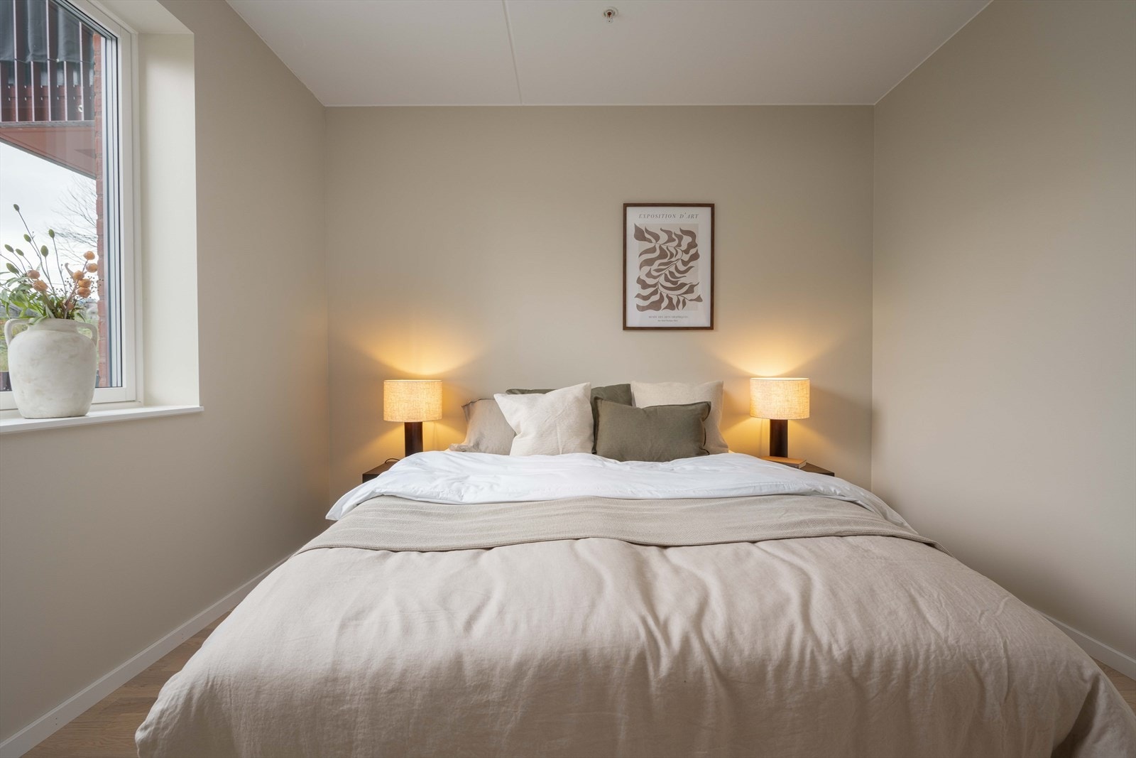 Rommet har en rolig plassering i leiligheten, vendt mot et grøntareal. Galleribilde