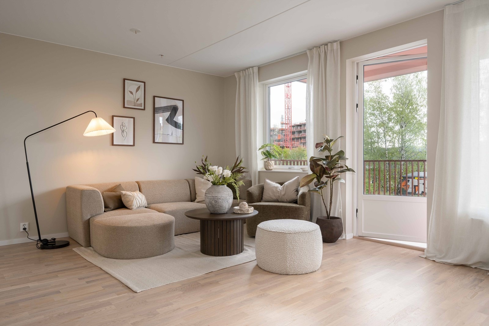 Store vindusflater og utgang til balkong gir rikelig med naturlig lys. Galleribilde