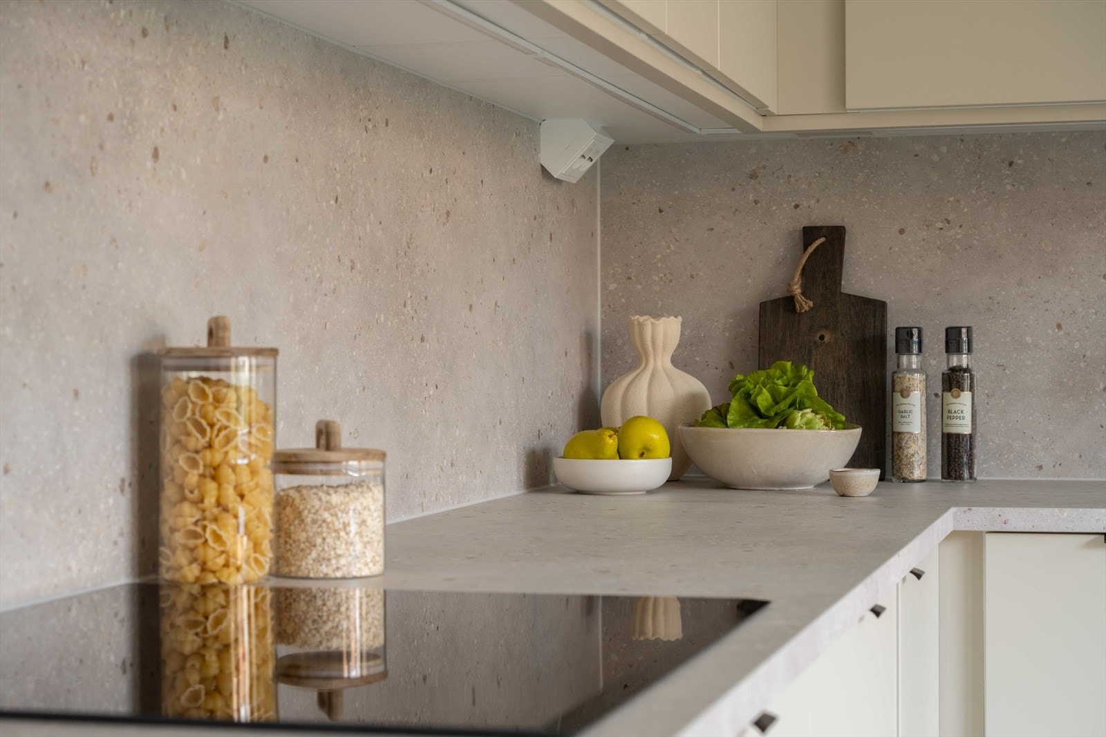 Praktiske detaljer som underlimt vask og LED-arbeidslys under overskapene. Galleribilde